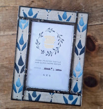 Load image into Gallery viewer, Hand Blocked Linen Indigo Frame - 4x6
