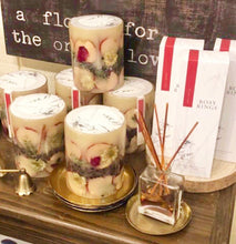Load image into Gallery viewer, Spicy Apple Botanical Candle, 5.5"

