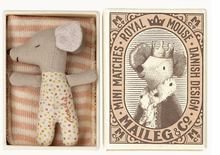 Load image into Gallery viewer, Maileg Sleepy/Wakey Baby Mouse (Rose, Blue)
