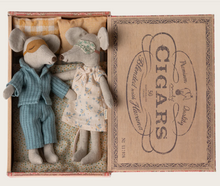 Load image into Gallery viewer, Maileg Mom and Dad Mice in Cigar Box
