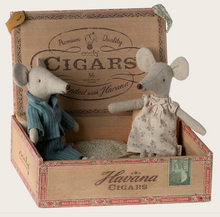 Load image into Gallery viewer, Maileg Mom and Dad Mice in Cigar Box

