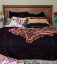 Load image into Gallery viewer, Bella Notte Linens Loulah Throw Blanket
